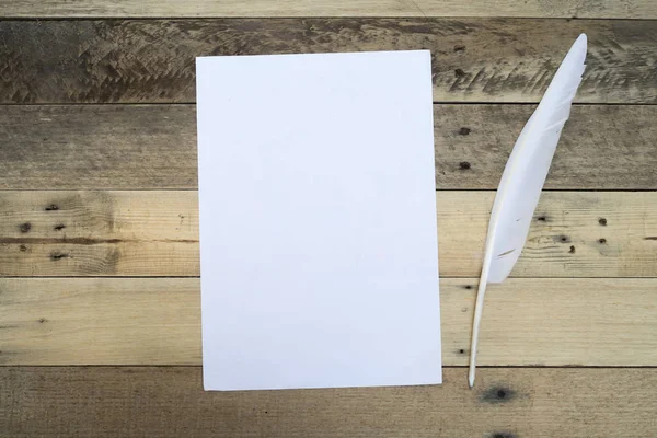 木制羽毛笔和白纸纸 — 图库照片