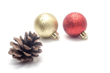 Çam kozalakları Noel ve beyaz arka plan üzerinde izole topu.