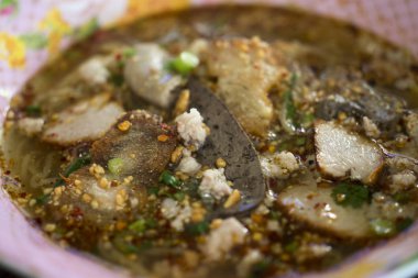 Tom Yum çorbası ile sarı erişte