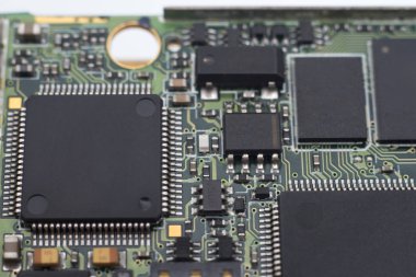 Elektronik bileşenleri olan kapalı devre kartı