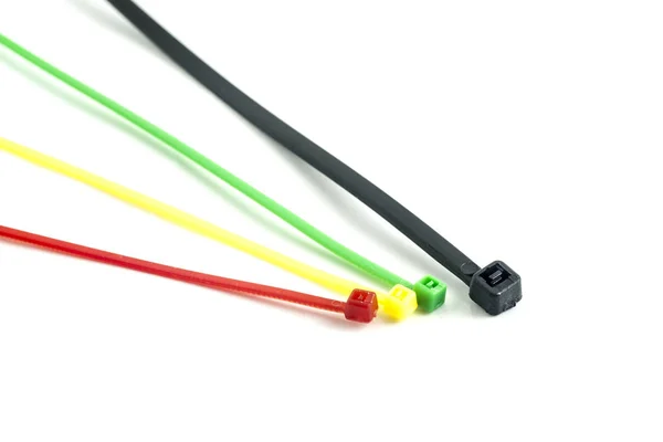 Schwarz Grün Gelb Und Rot Kabelbinder Isoliert Auf Weißem Hintergrund — Stockfoto