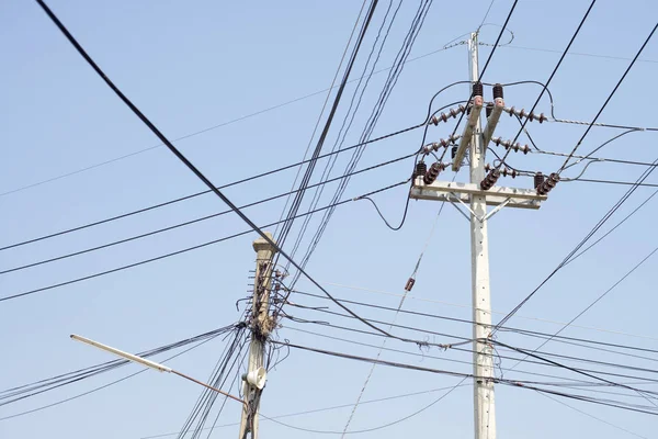 Высокое Напряжение Электрического Столба Голубом Фоне Неба — стоковое фото