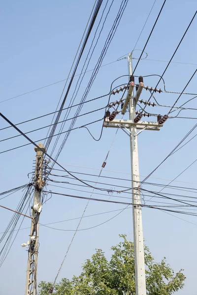 Poste Electricidad Alto Voltaje Fondo Azul Cielo —  Fotos de Stock