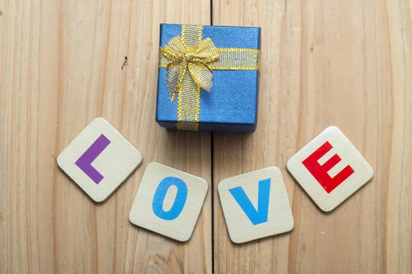 Alfabeto Escrito Palavra Amor Com Caixa Presente — Fotografia de Stock