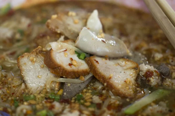 Tom Yum çorbası ile sarı erişte