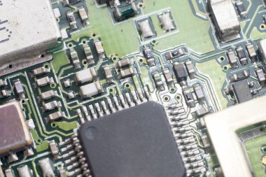 Elektronik bileşenleri olan kapalı devre kartı