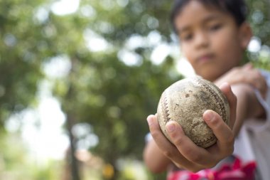 Beyzbol topu tutan çocuk portresi.