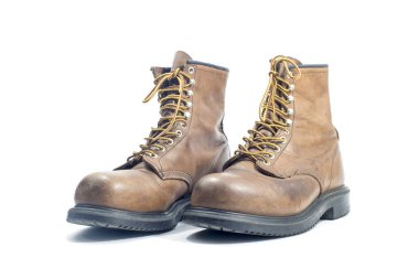 bir çift de yıpranmış iş çizme.