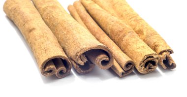 Tarçın beyaz arkaplanda izole edildi