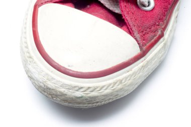 Beyaz arka planda izole edilmiş kırmızı spor ayakkabılar.