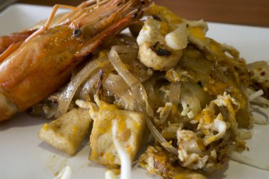 Tay noodle karides (Pad Tay Noodles ile)
