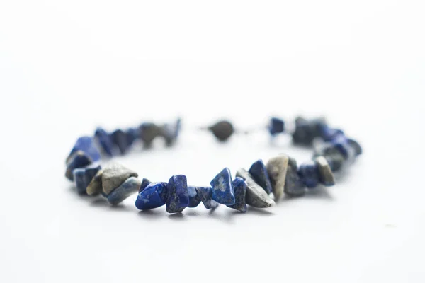 Lapis Lazuli Cristallo Chip Collana Sfondo Bianco — Foto Stock