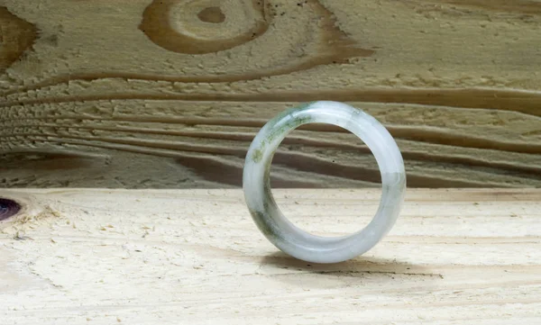 Jade Ring Auf Holzgrund — Stockfoto