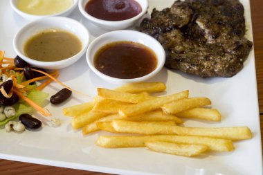 Beyaz tabak sebze ızgara biftek