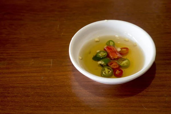 Salsa Pimienta Una Taza Blanca Sobre Una Mesa Madera — Foto de Stock