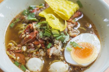 Sarı Tom Yum çorba, yumurta noodles.