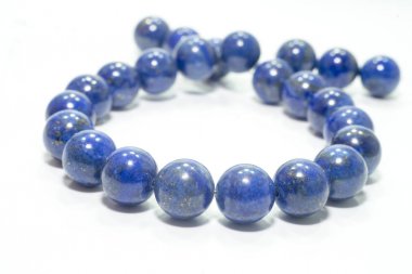 Beyaz arka plan üzerinde izole lapis lazuli bilezik.