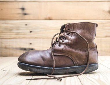 Beyaz arka plan üzerinde izole eski kahverengi botları.