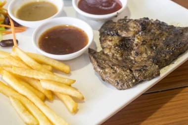 Beyaz tabak sebze ızgara biftek