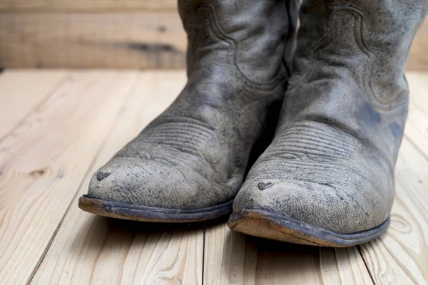 Cowboystiefel Isoliert Auf Einem Hölzernen Hintergrund — Stockfoto