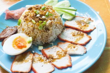 Yumurta ve salatalık (Khao Daeng Moo ile kavrulmuş kırmızı domuz eti pilav).