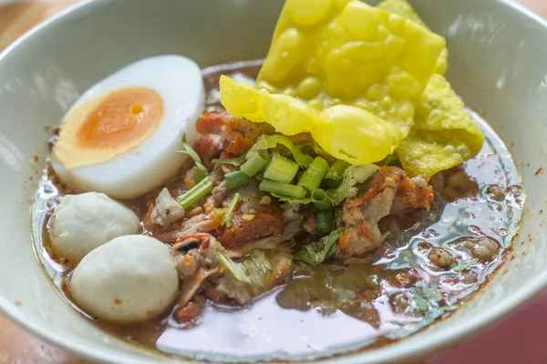 Macarrão Amarelo Com Sopa Tom Yum Com Ovo — Fotografia de Stock