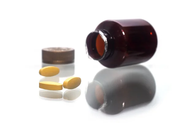 Tabletten Mit Vitamin Aus Geöffnetem Behälter Geschüttet — Stockfoto