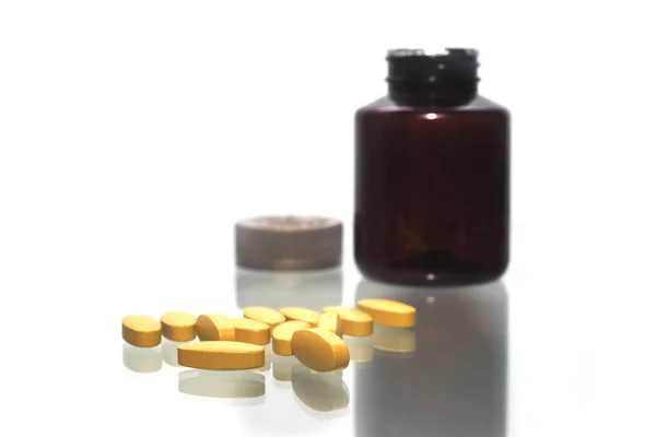 Tabletten Mit Vitamin Aus Geöffnetem Behälter Geschüttet — Stockfoto