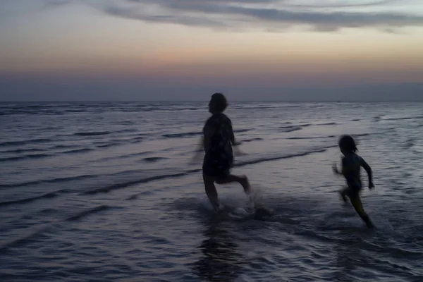 Bonne Famille Amuser Courir Sur Plage Coucher Soleil Photo Tonique — Photo