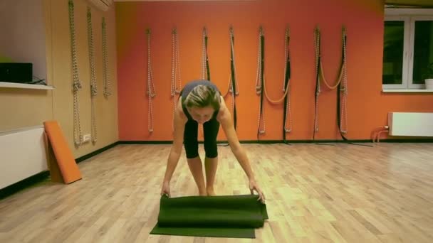 Woman in gym makes gymnastics mat — Stock Video