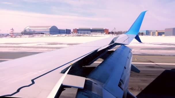 Landingsvliegtuigen op de luchthaven. Uitzicht vanuit de patrijspoort — Stockvideo