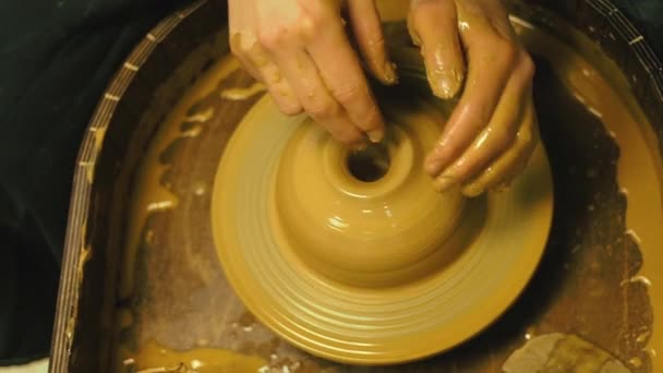 Göra keramiska produkter. Tillverkning av keramik — Stockvideo