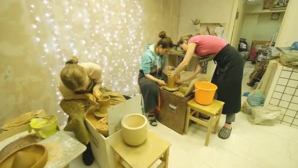 制作陶瓷产品。 陶器生产 — 图库视频影像