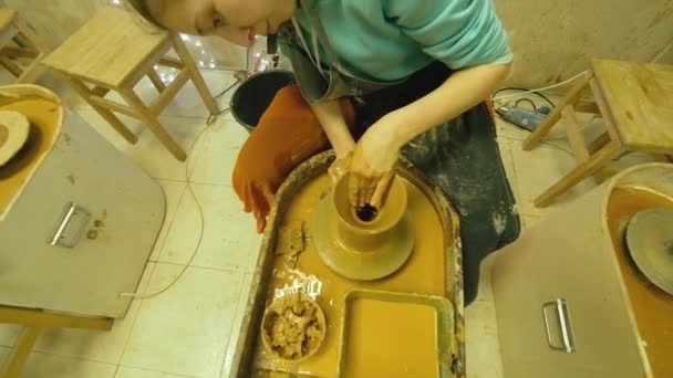 Göra keramiska produkter. Tillverkning av keramik — Stockvideo