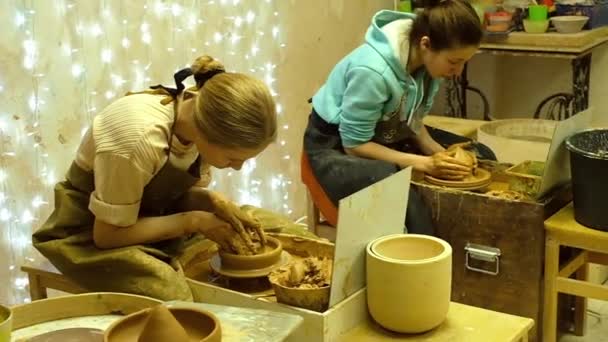 Making ceramic products. Pottery production — 비디오