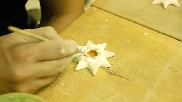 Sculpture workshop. Making clay souvenirs. Glaze — Stock Video