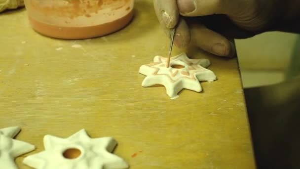 Sculpture workshop. Making clay souvenirs. Glaze — Stock Video