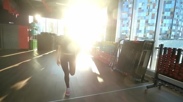 Молодая женщина занимается фитнесом. — стоковое видео
