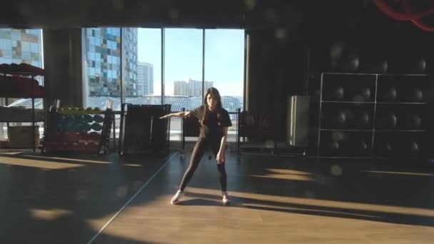 Junge Frau macht Fitness.junge Frau mit in der Turnhalle — Stockvideo