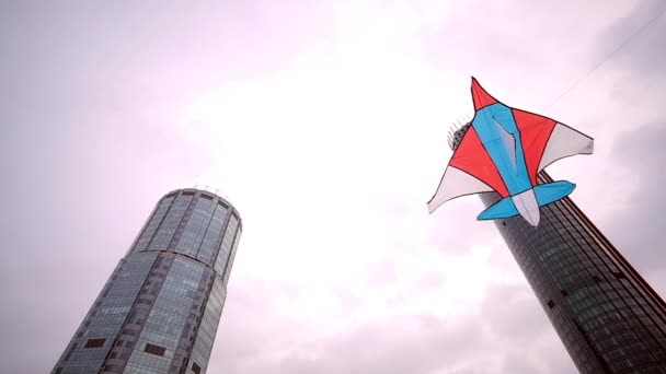 Pipas voadoras na cidade — Vídeo de Stock