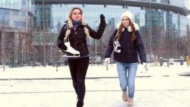 Kızlar buz patenine gider. kış