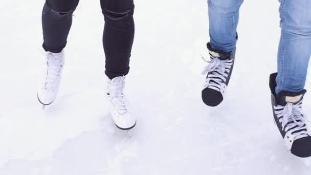 Meninas patinagem no gelo. desporto de inverno — Vídeo de Stock