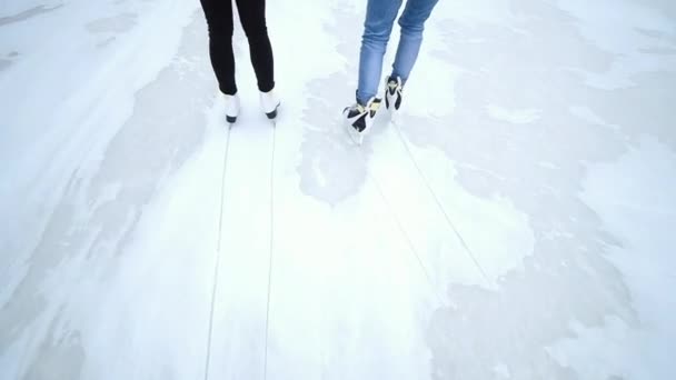 Chicas patinaje sobre hielo. deporte de invierno — Vídeo de stock