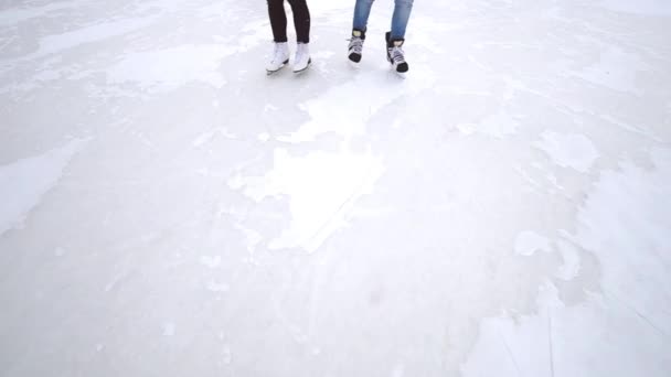 Meisjes schaatsen. wintersport — Stockvideo