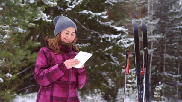 Mujer con ipad en el bosque — Vídeos de Stock