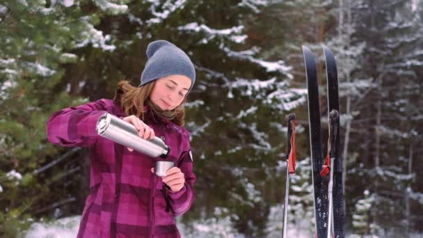 女越野滑雪者喝热水瓶里的饮料 — 图库视频影像