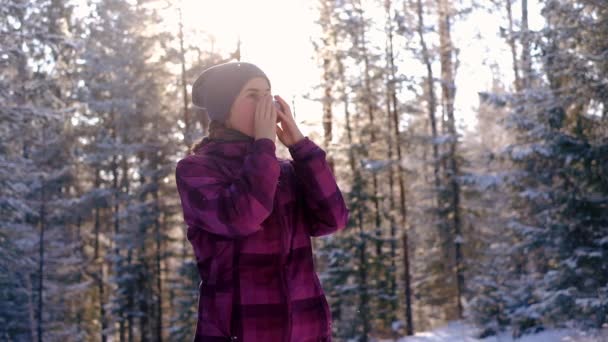 Femme boit dans un thermos — Video