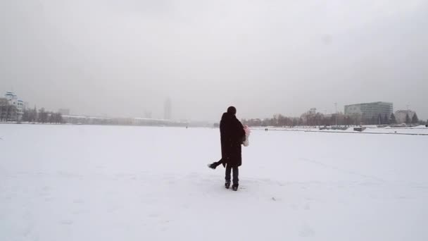 Vater spaziert mit seiner kleinen Tochter im Winter in der Stadt. — Stockvideo