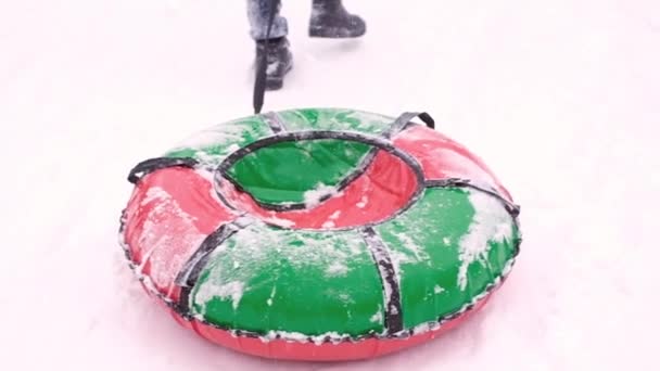 Man carries tubing. Sledding from the mountain. Winter fun. — 비디오