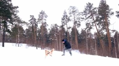 Kışın köpeği olan bir adam yürüyüşe çıkar. Karda oynuyorum